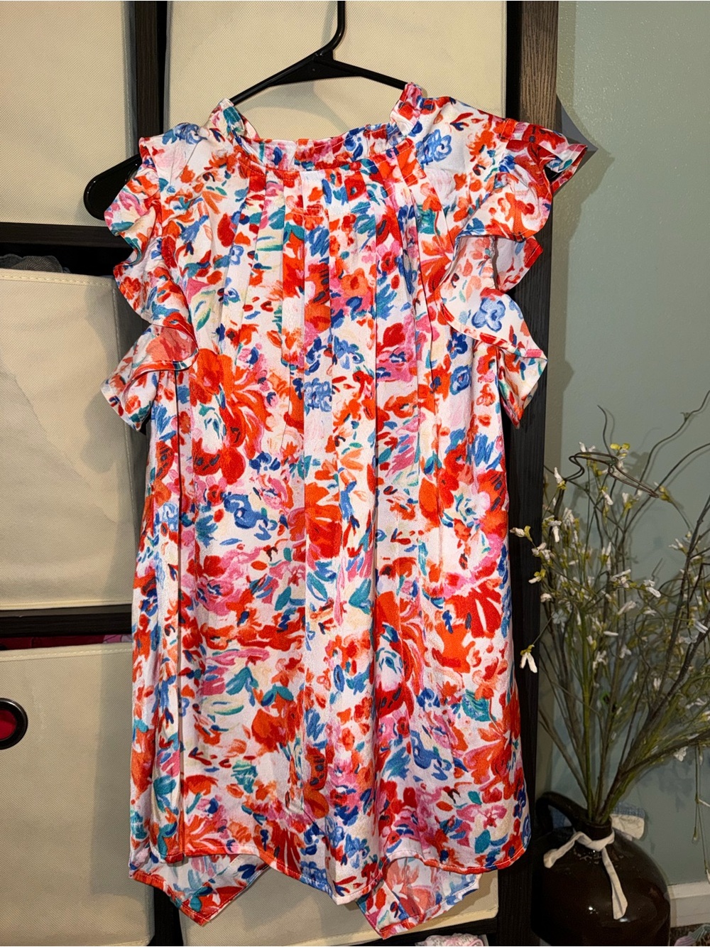 Women’s White Floral Ruffle-Sleeve Casual Tank with Red & Blue Print